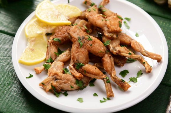 Table dans un restaurant pour manger des grenouilles - Asnières-sur-Saône - Le Port d'Asnières